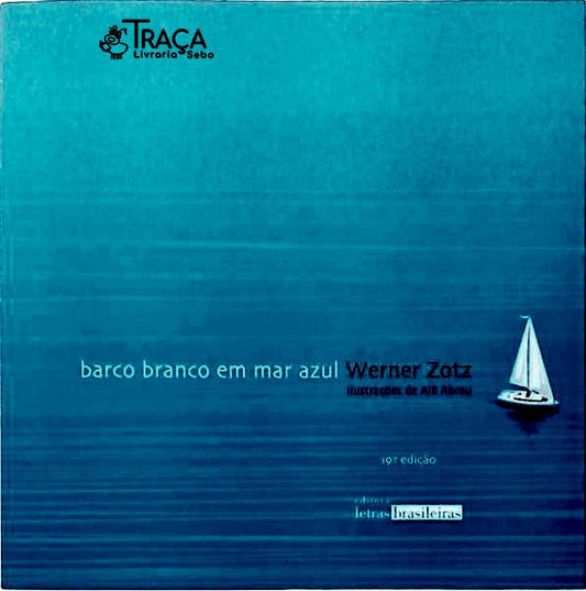 Barco Branco em Mar Azul