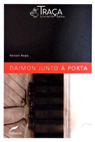 Daimon Junto À Porta